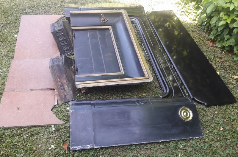 Fireplace XVIII° black marble louis XIV style with narrowed and floor slabs