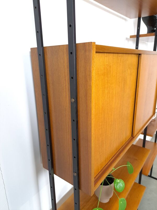 Système de mur modulable Omnia, Hilker, teck et acier noir avec étagères.