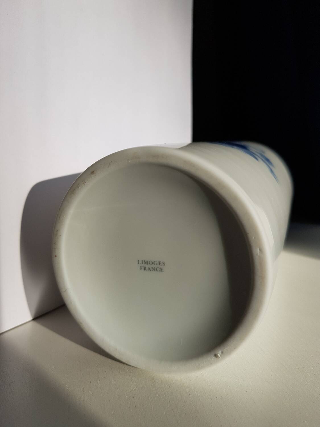 Vase en porcelaine blanche de Limoges à décor bleu et bord doré