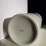 Vase en porcelaine blanche de Limoges à décor bleu et bord doré