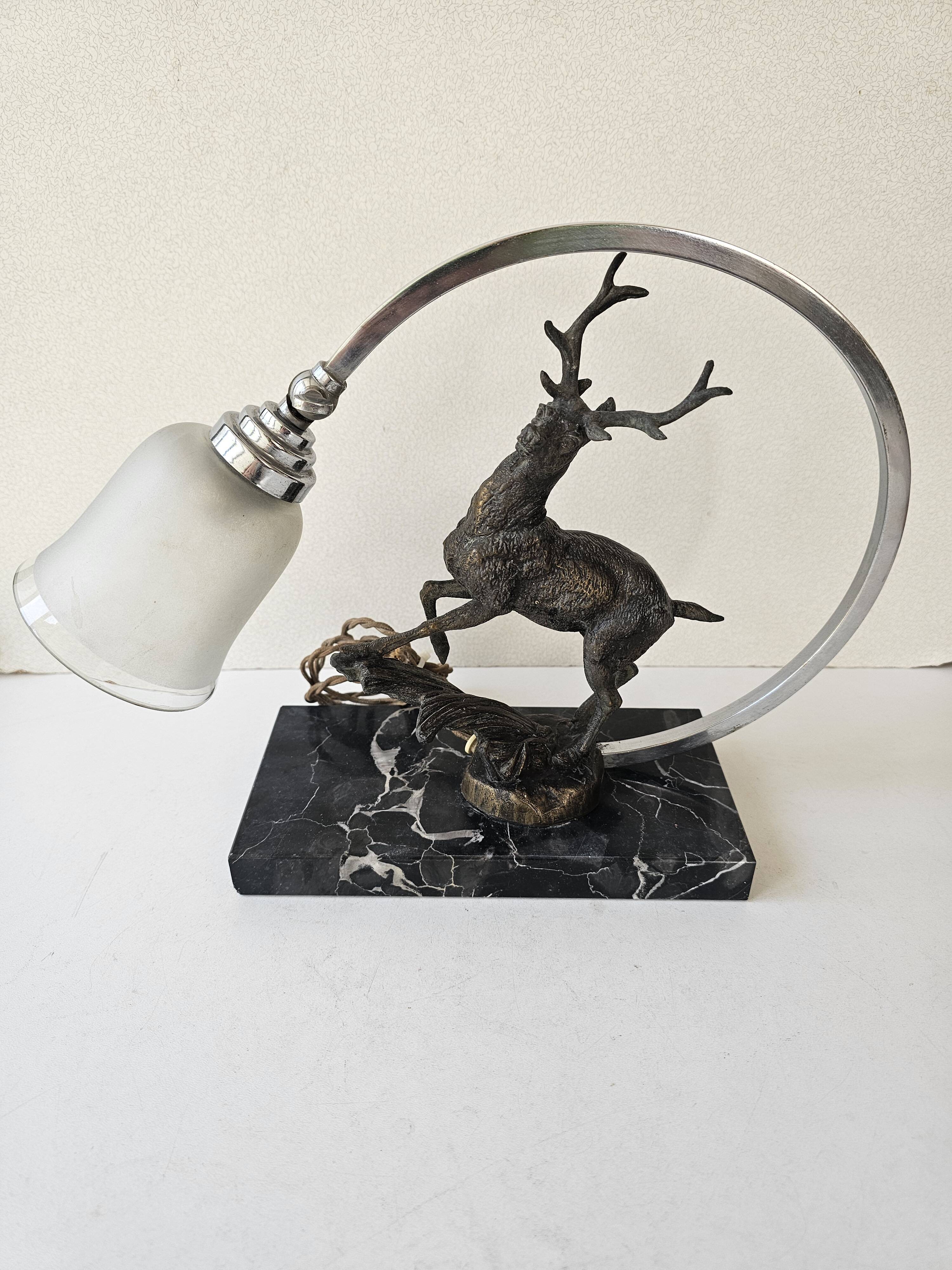 Lampe veilleuse de style Art Déco représentant un cerf sur un socle en marbre