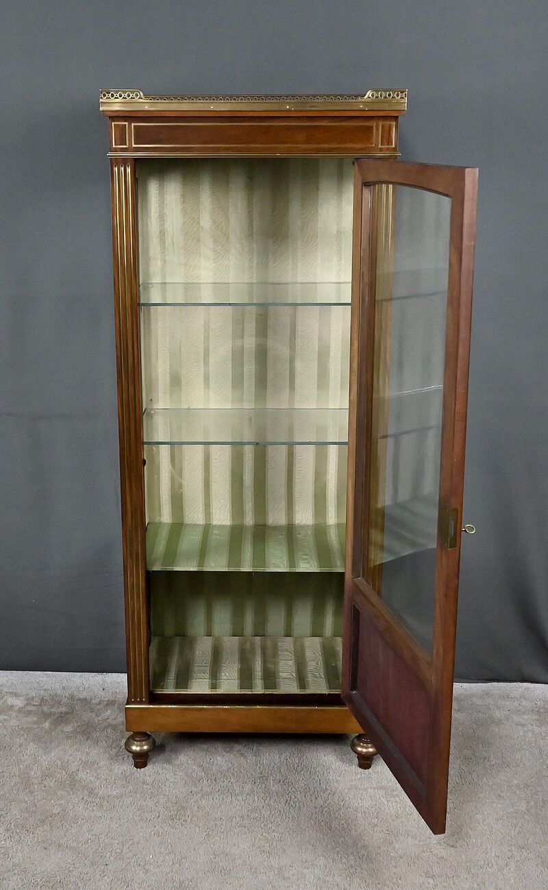 Vitrine en acajou, style Louis XVI – Début XXe