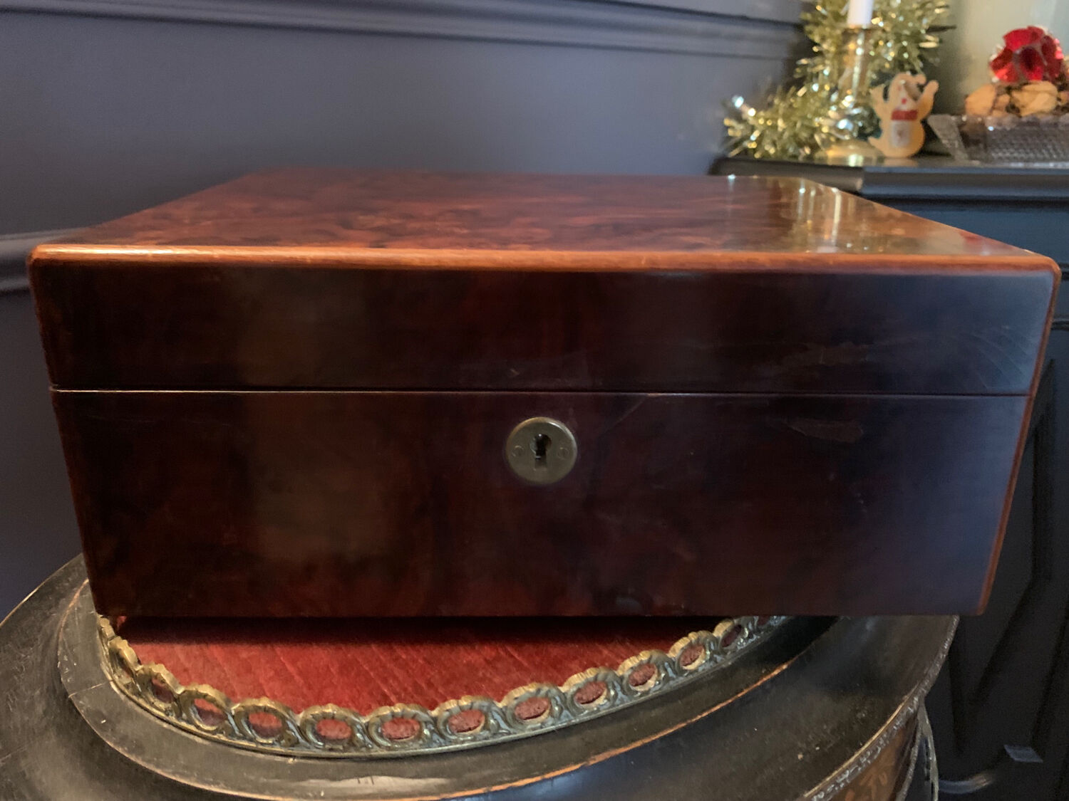 Magnificent liqueur cabinet made of burl wood, with a key and compartments - vintage.