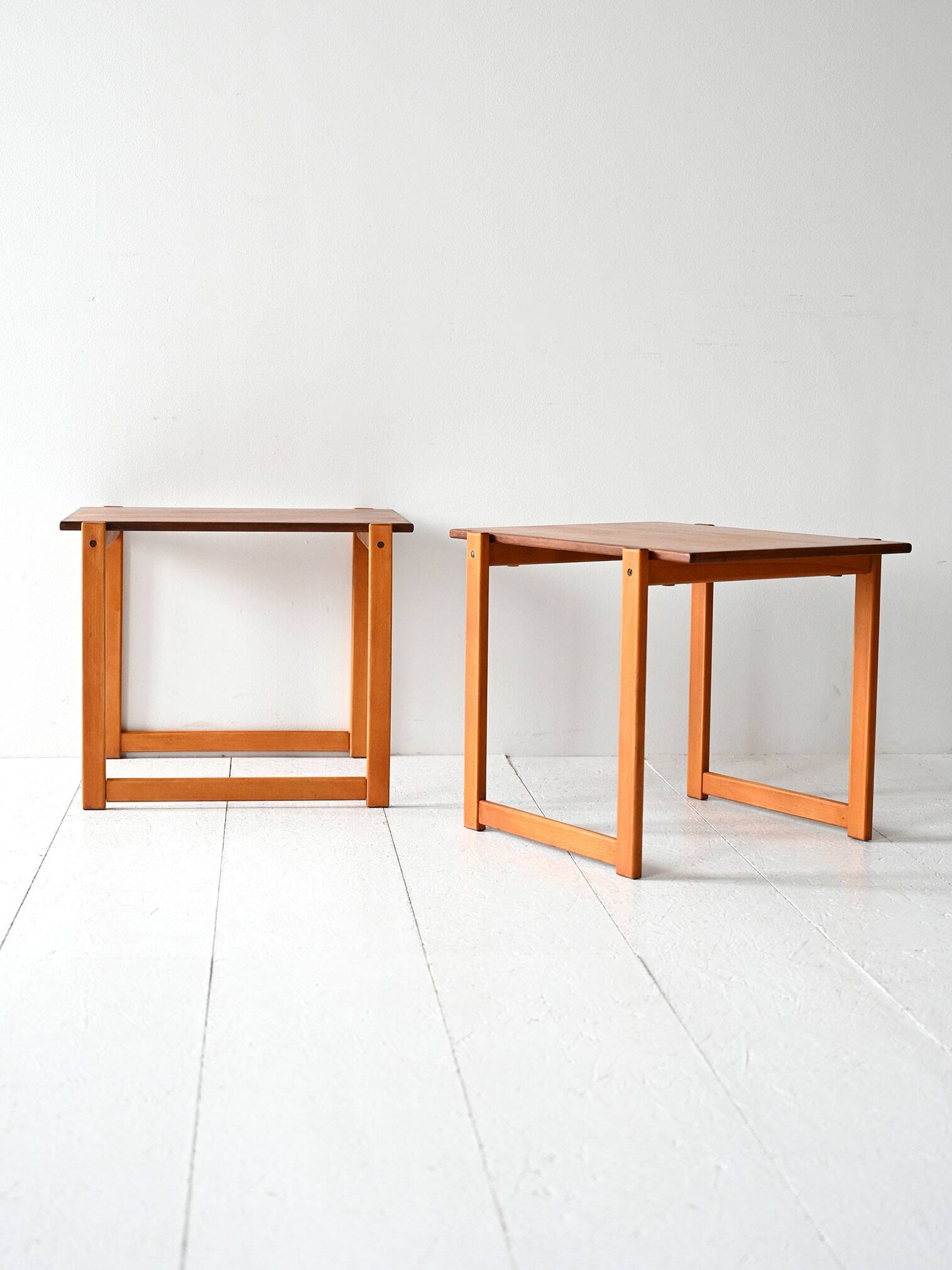 Paire de tables gigognes scandinaves vintage en teck et hêtre