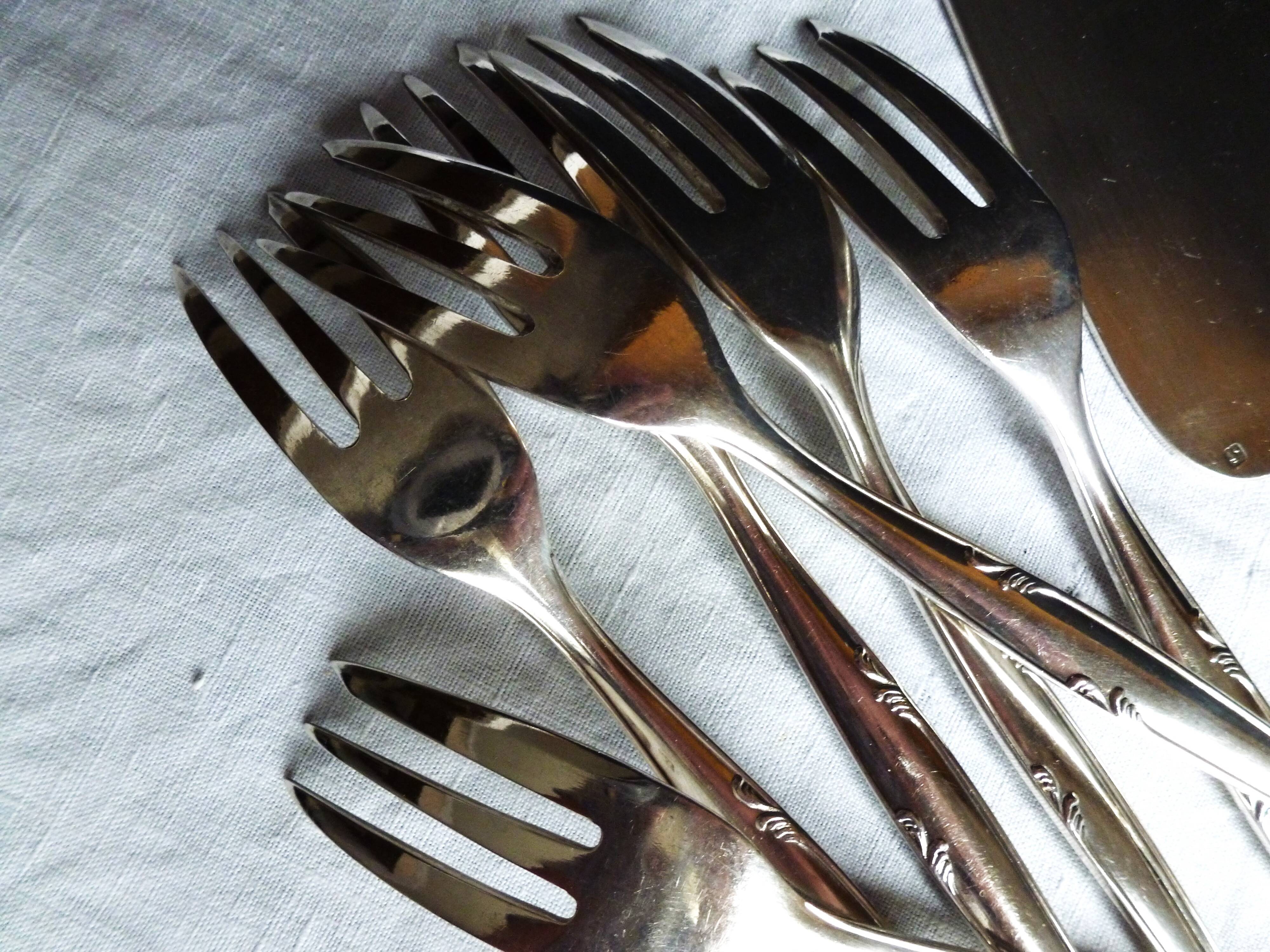 Silver-plated cake service / 12 forks and silver cake server