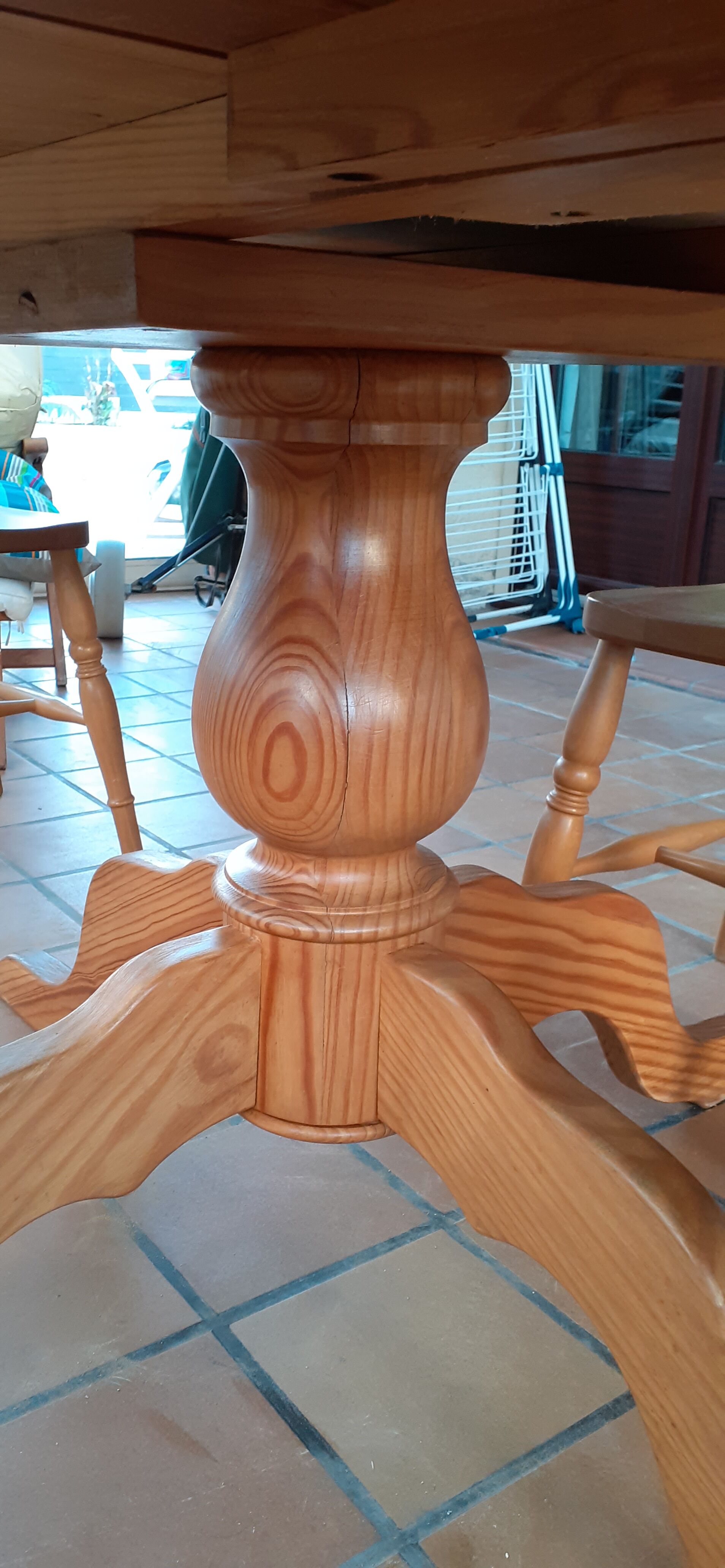 Interior's table and 4 chairs