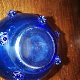 Vase verrerie bleu à bouton en application