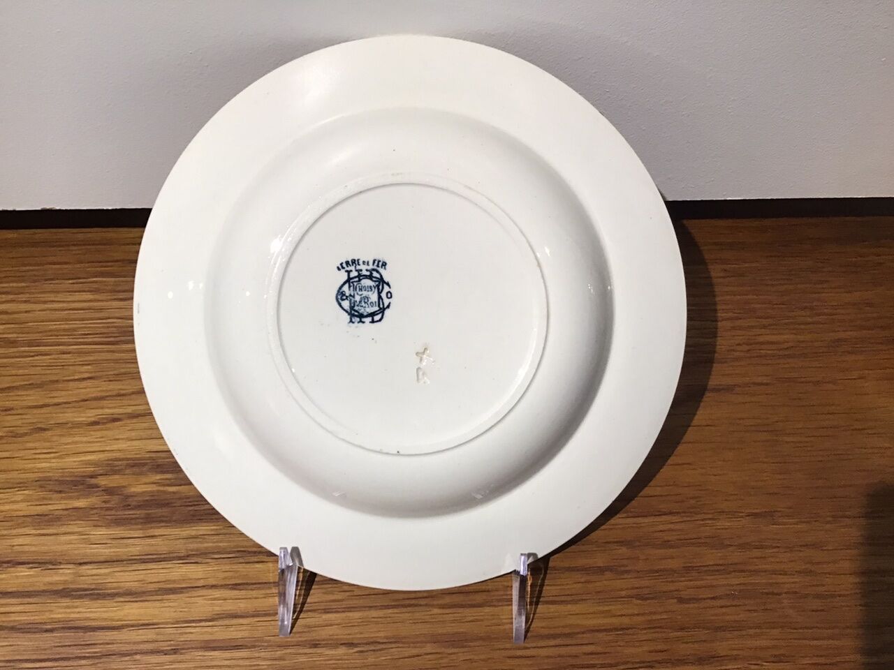 Hollow plate decor insects and strawberries, Manufacture Choisy the King, Iron Land, H Boulenger - Co.