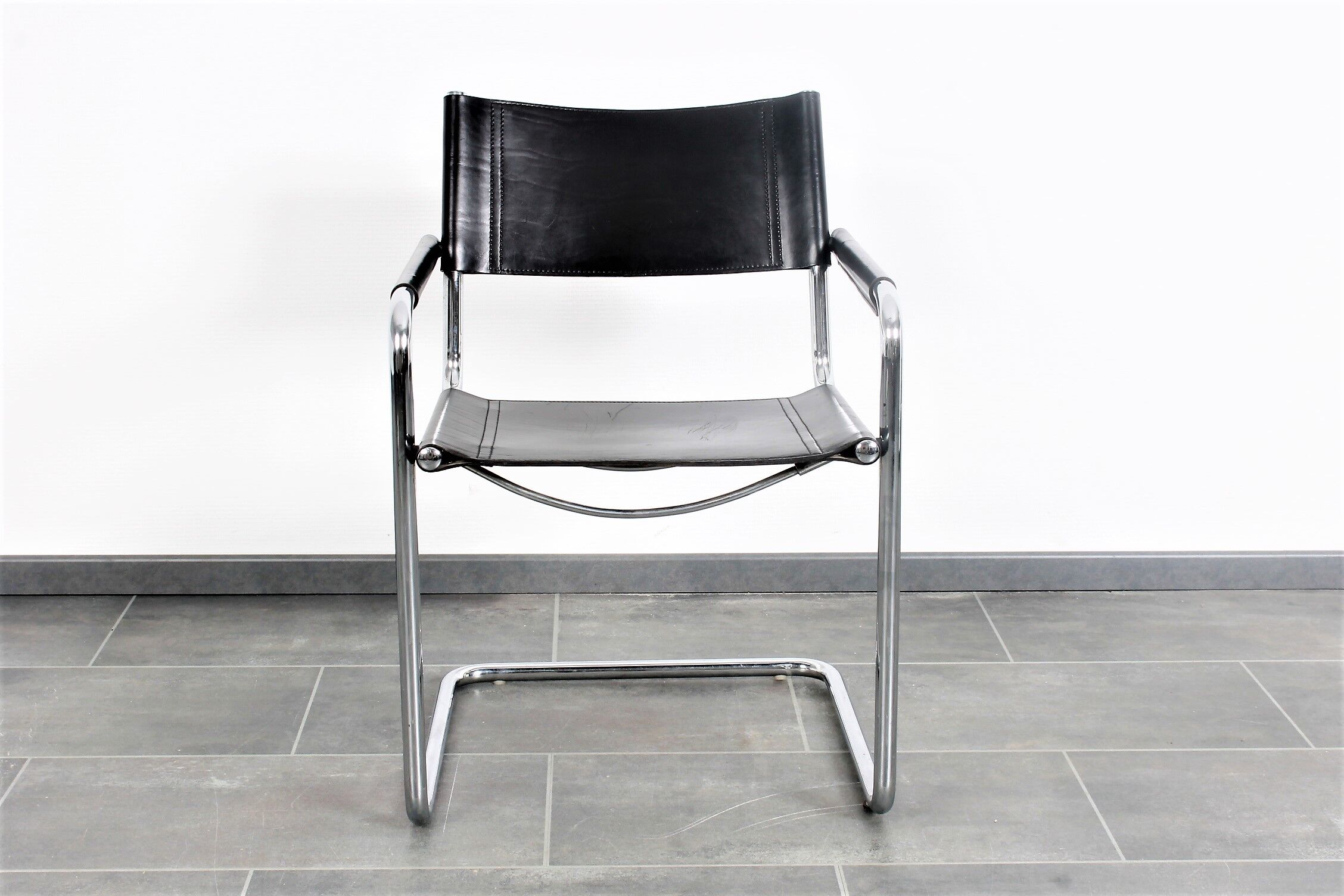 Chaise cantilever. de Matteo Grassi