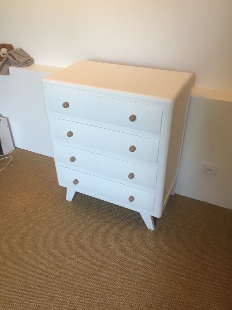 White chest of drawers