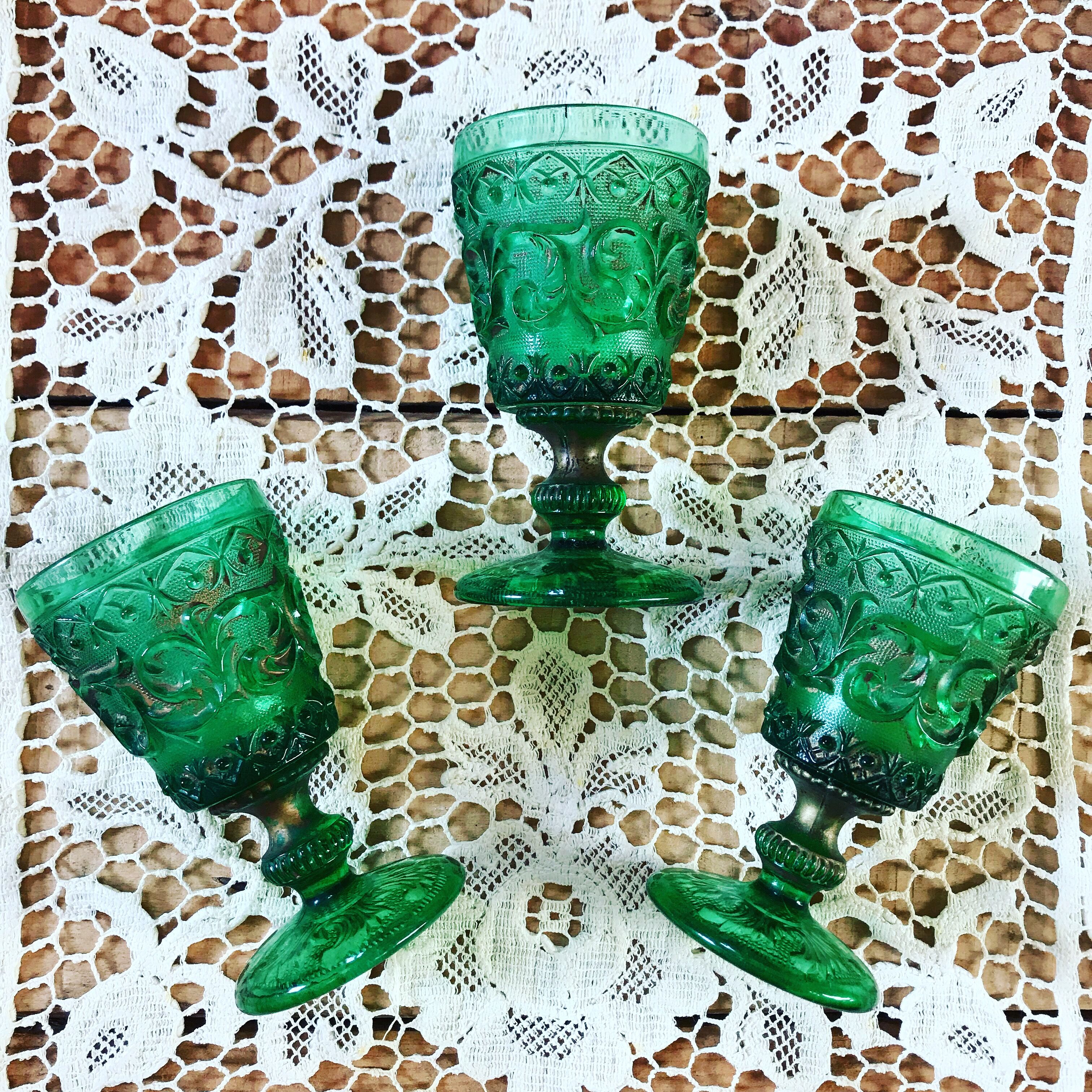 Set of 3 small glasses in Porto on foot. Green and gold glasses. Vintage. Vintage dishes. Art of the table