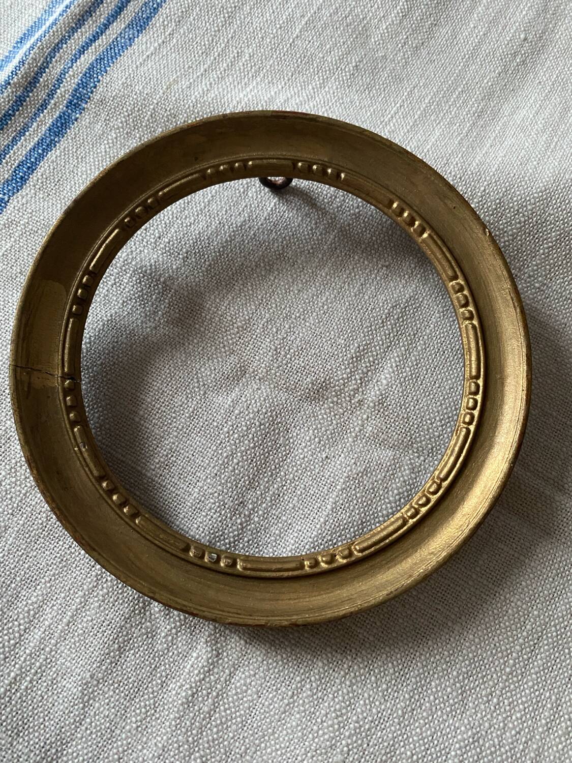 Small round frame in old gilded wood