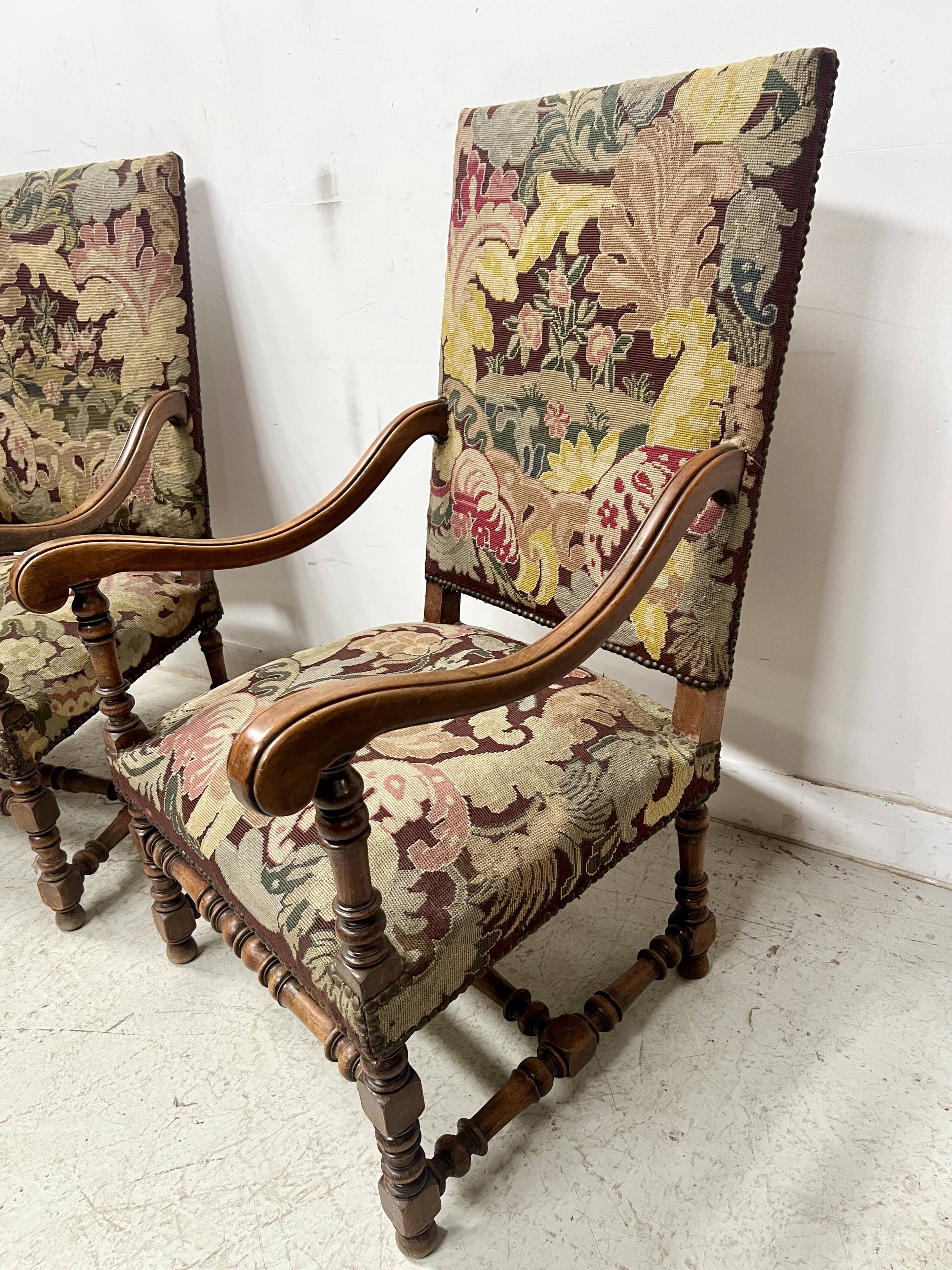 Paire de fauteuils de style Louis XIII a haut dossiers plats XX siècle