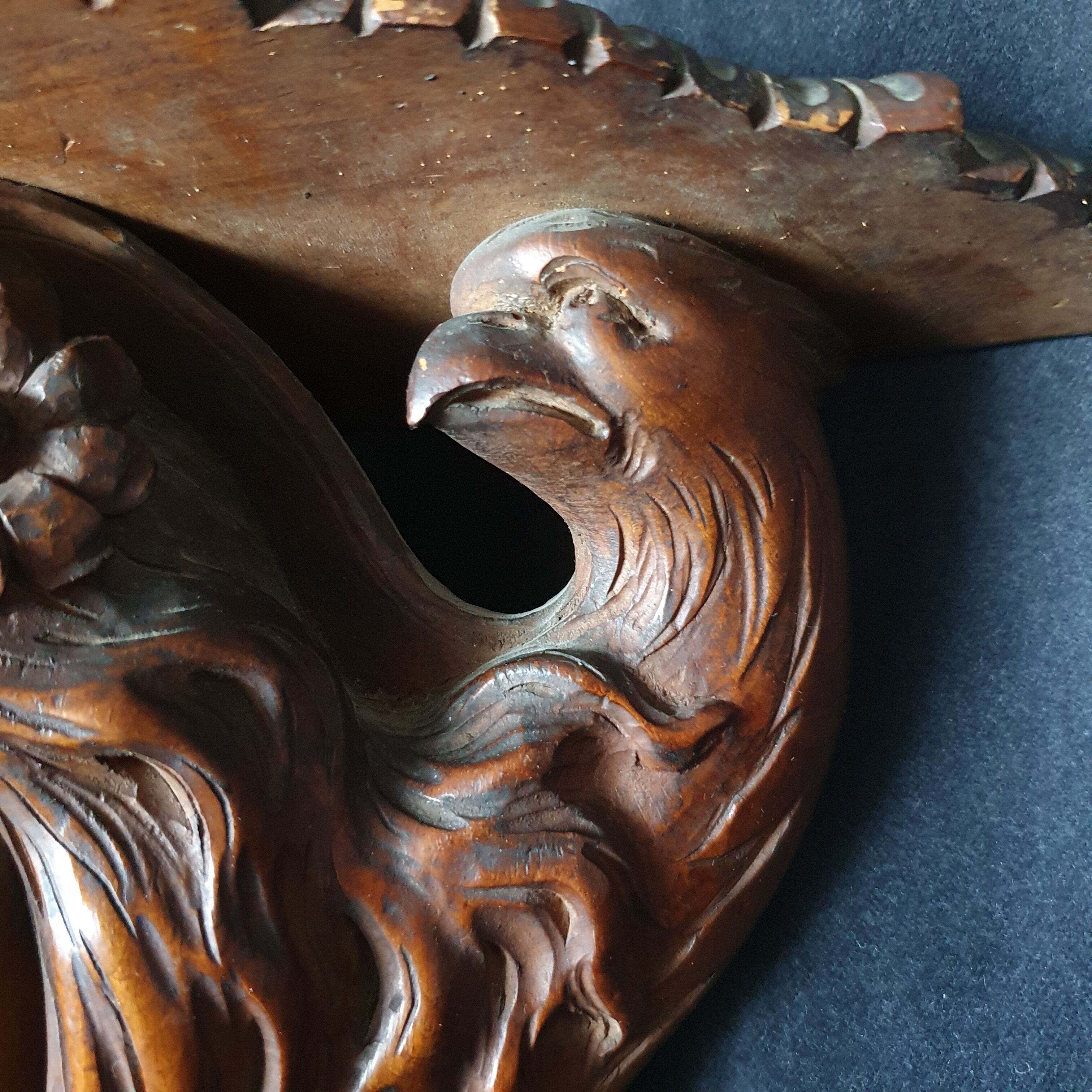 Paire d’étagères de mur d’art nouveau en bois
