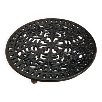 Black cast iron trivet in a chic country style.
