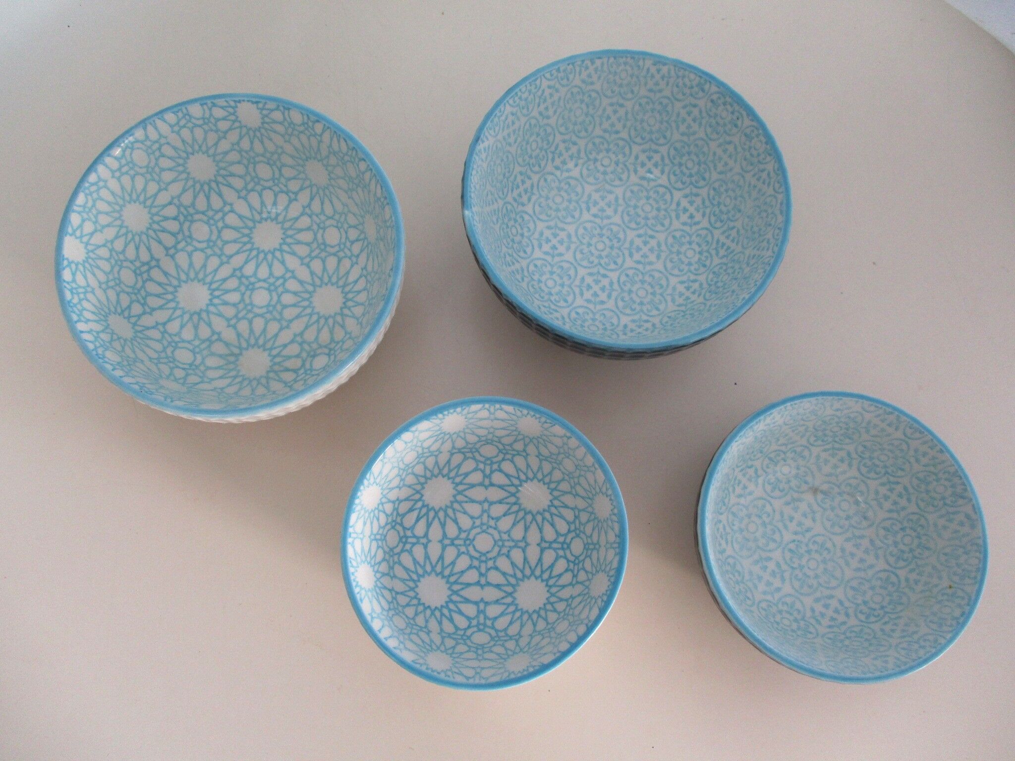 Set of 8 ceramic bowls