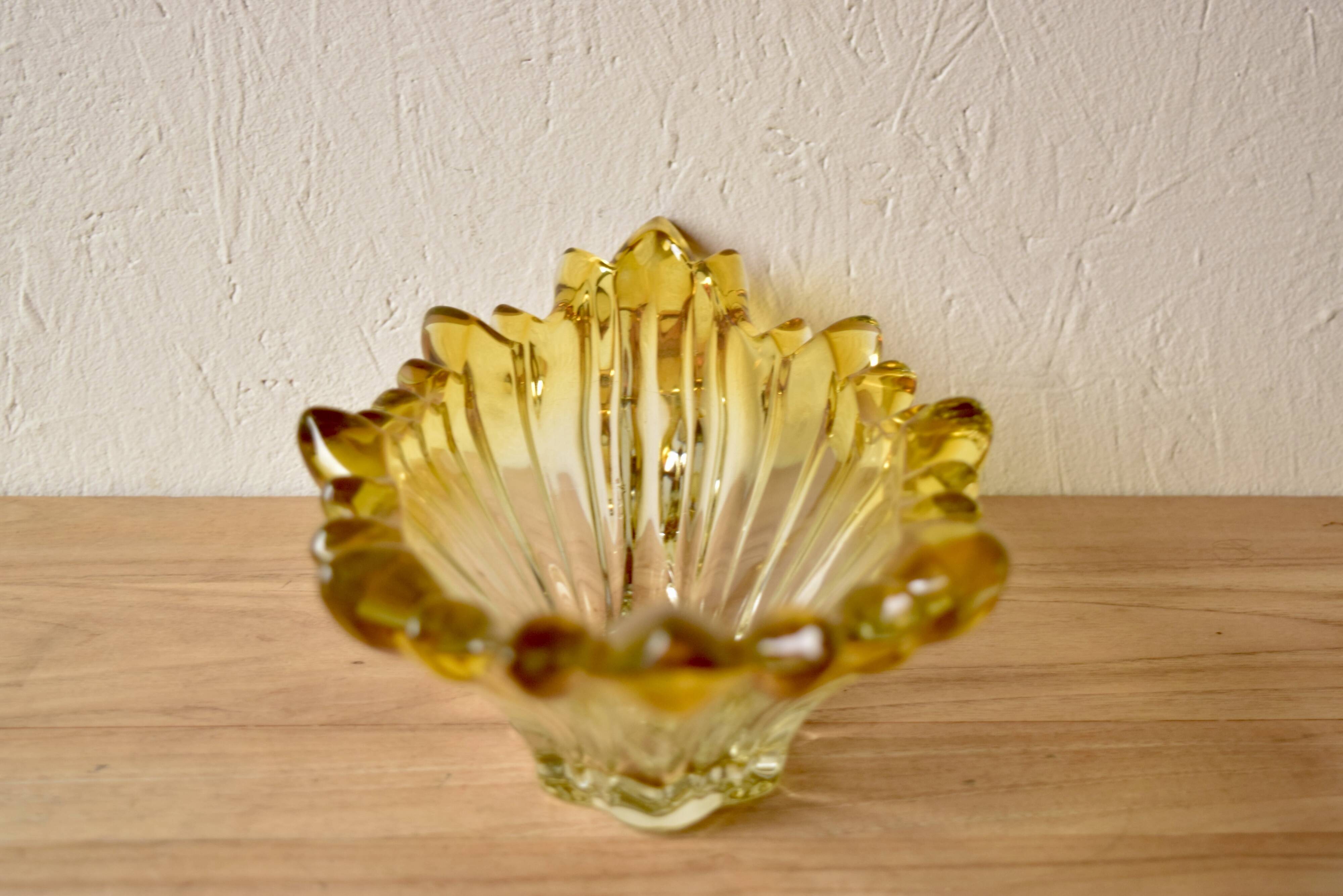 Corbeille vintage en verre moulé et teint en jaune