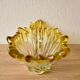 Corbeille vintage en verre moulé et teint en jaune