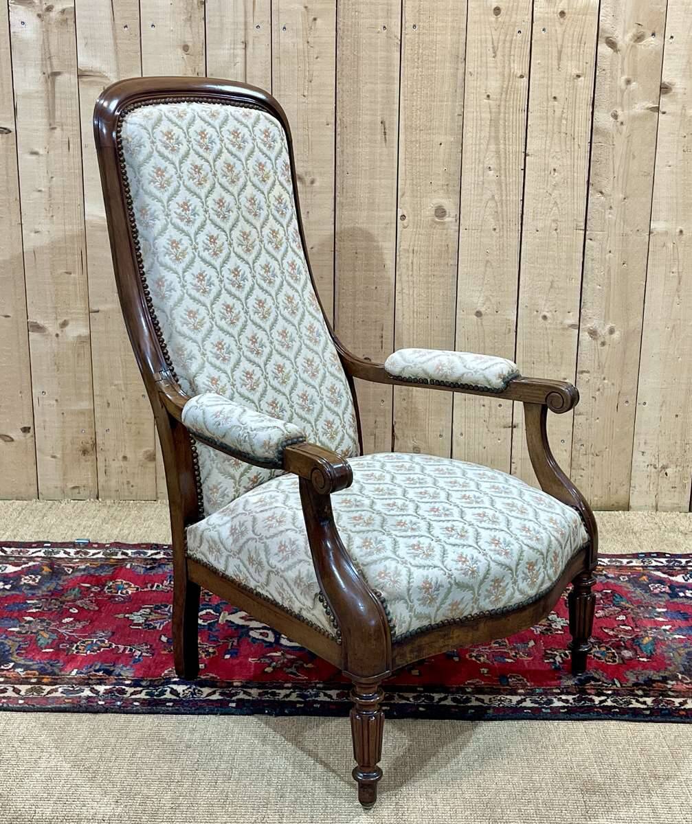 19th century Voltaire armchair in walnut - L=68cm, D=78cm, H=1m07, seat H=40cm.