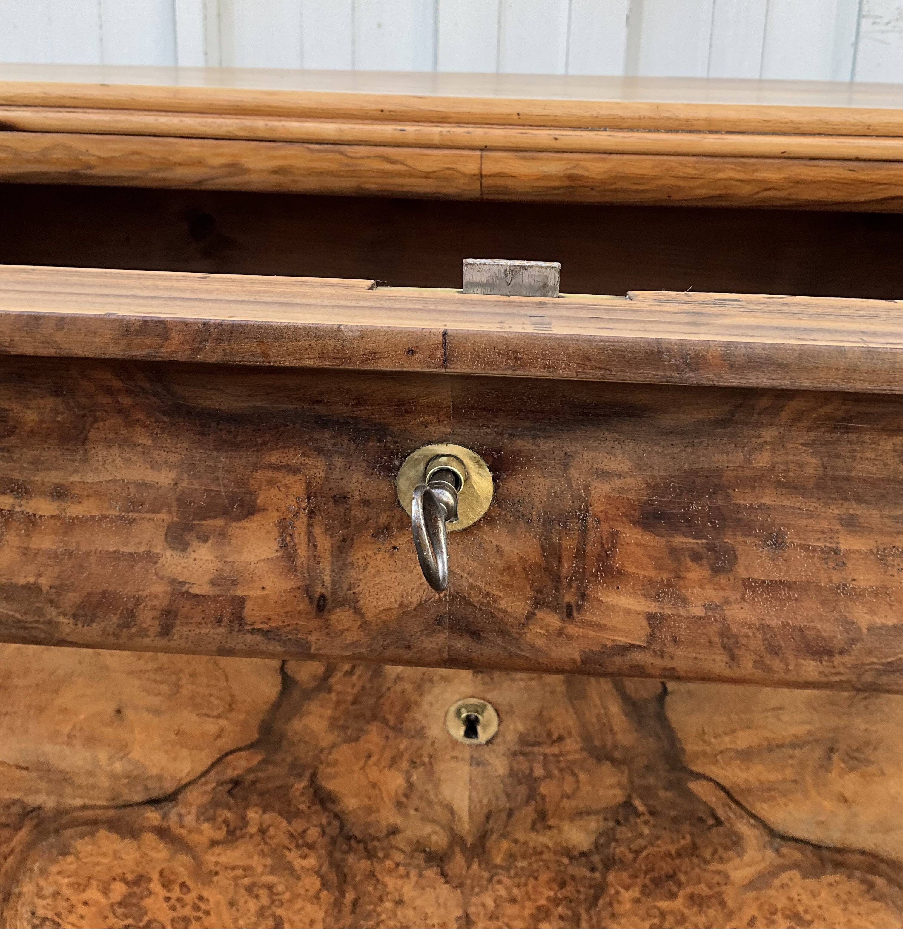 Louis-Philippe secretary, mid-19th century, in walnut burl.