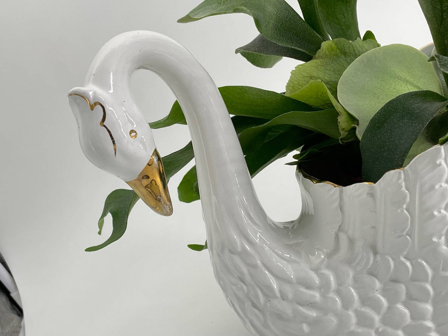Vintage swan pot holder in white and gold ceramic