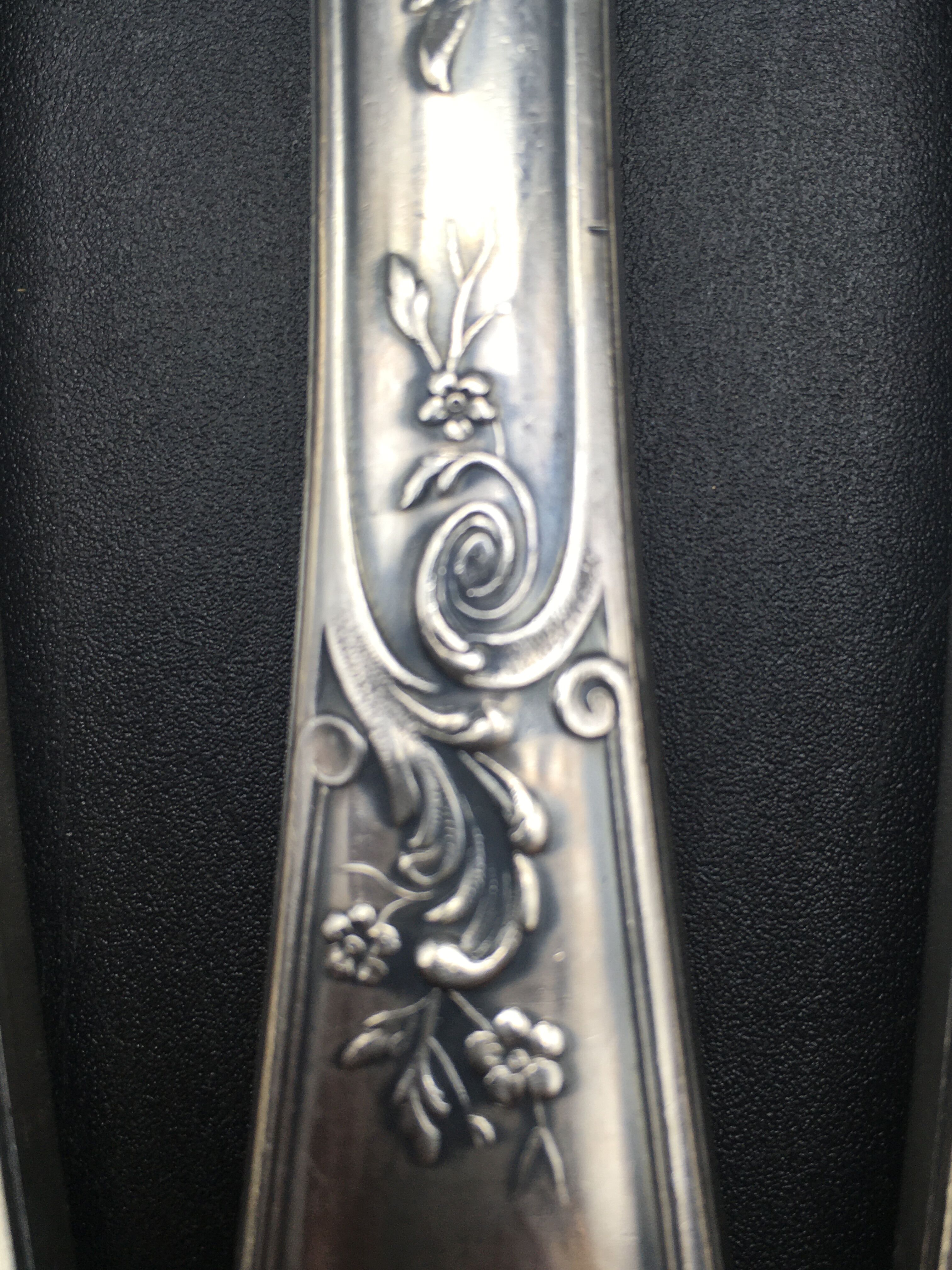 12 silver metal table knives model Rocaille