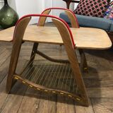 Table basse bois à deux poignées et scoubidou jaune
