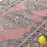 Tapis turc en laine rose poussiéreux