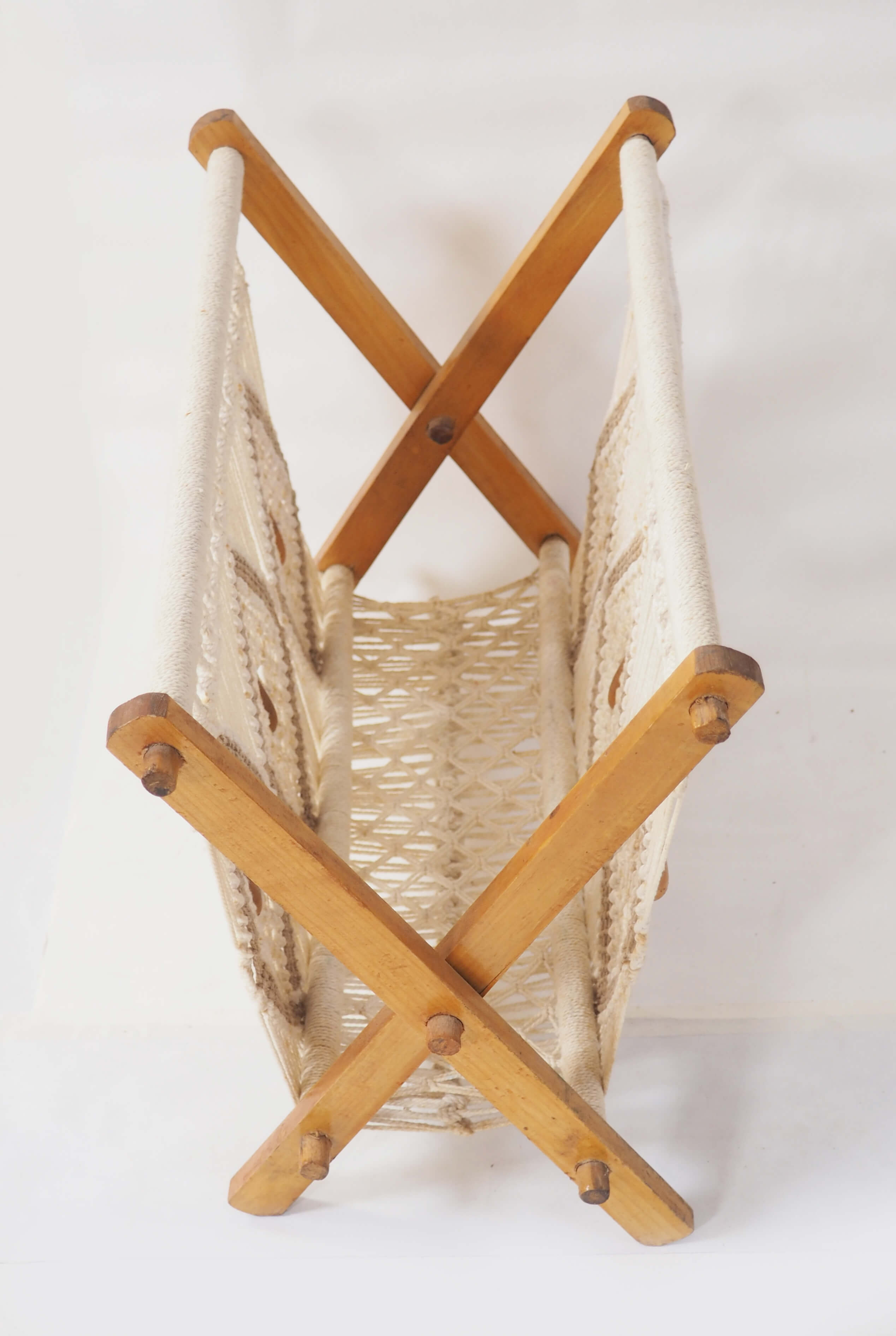 Macramé magazine holder