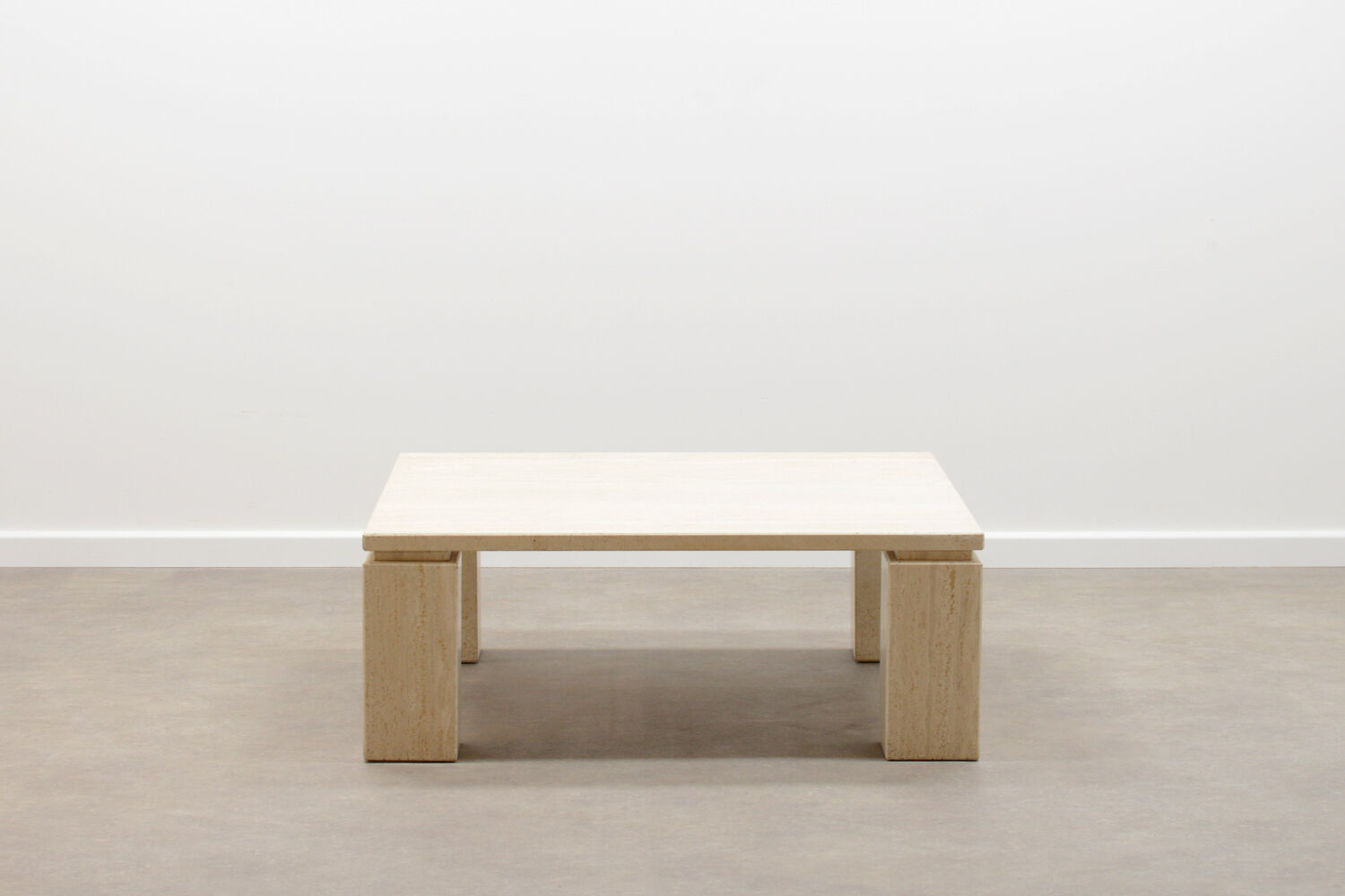 Table basse italienne en travertin des années 70.