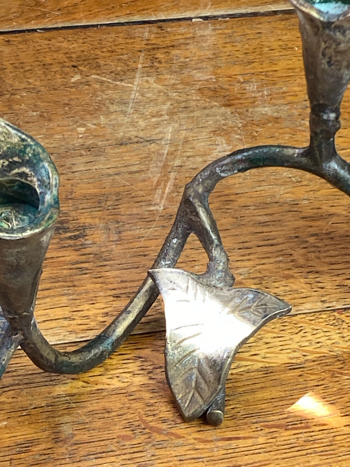 Bougeoir floriforme en bronze