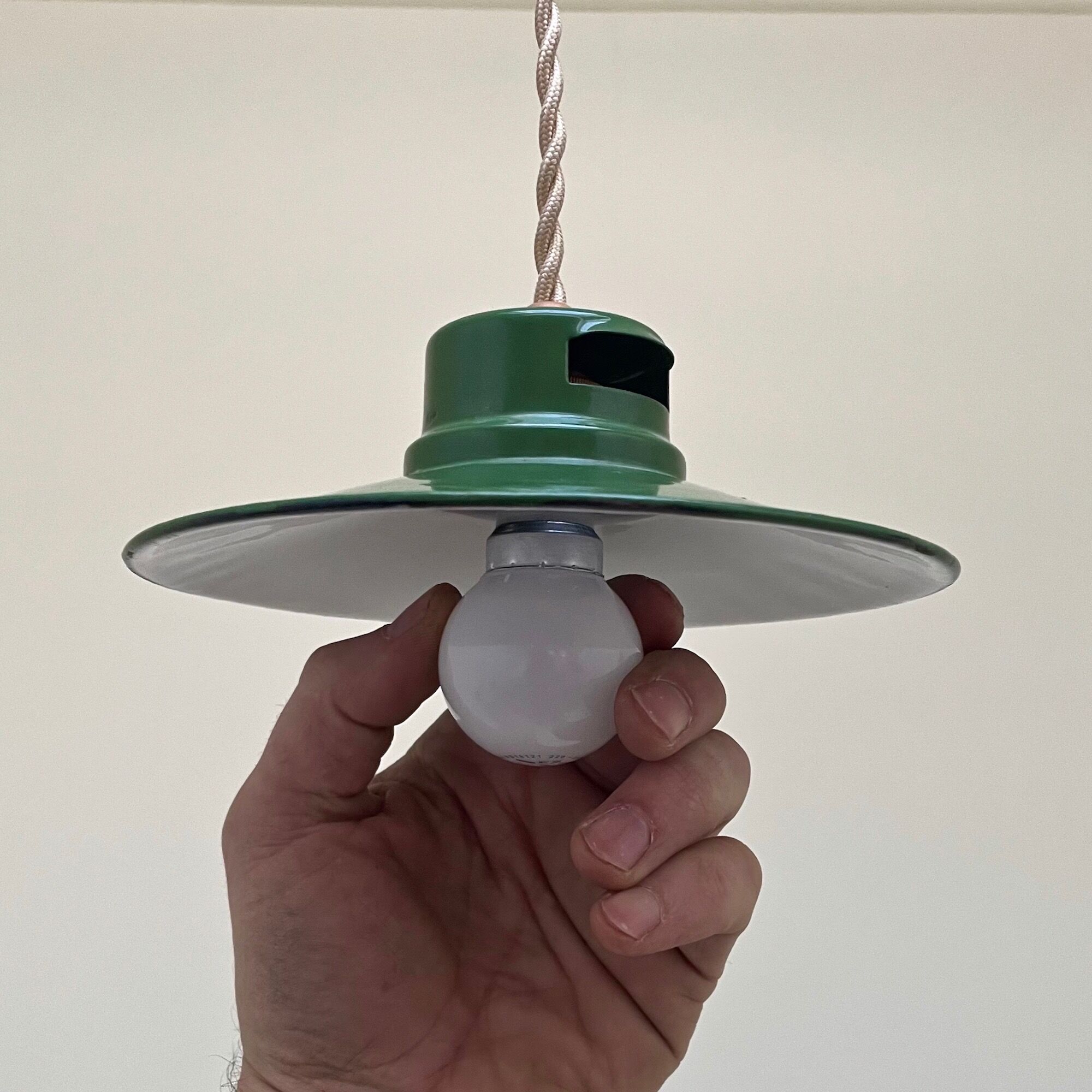 Enamelled industrial hanging lamp