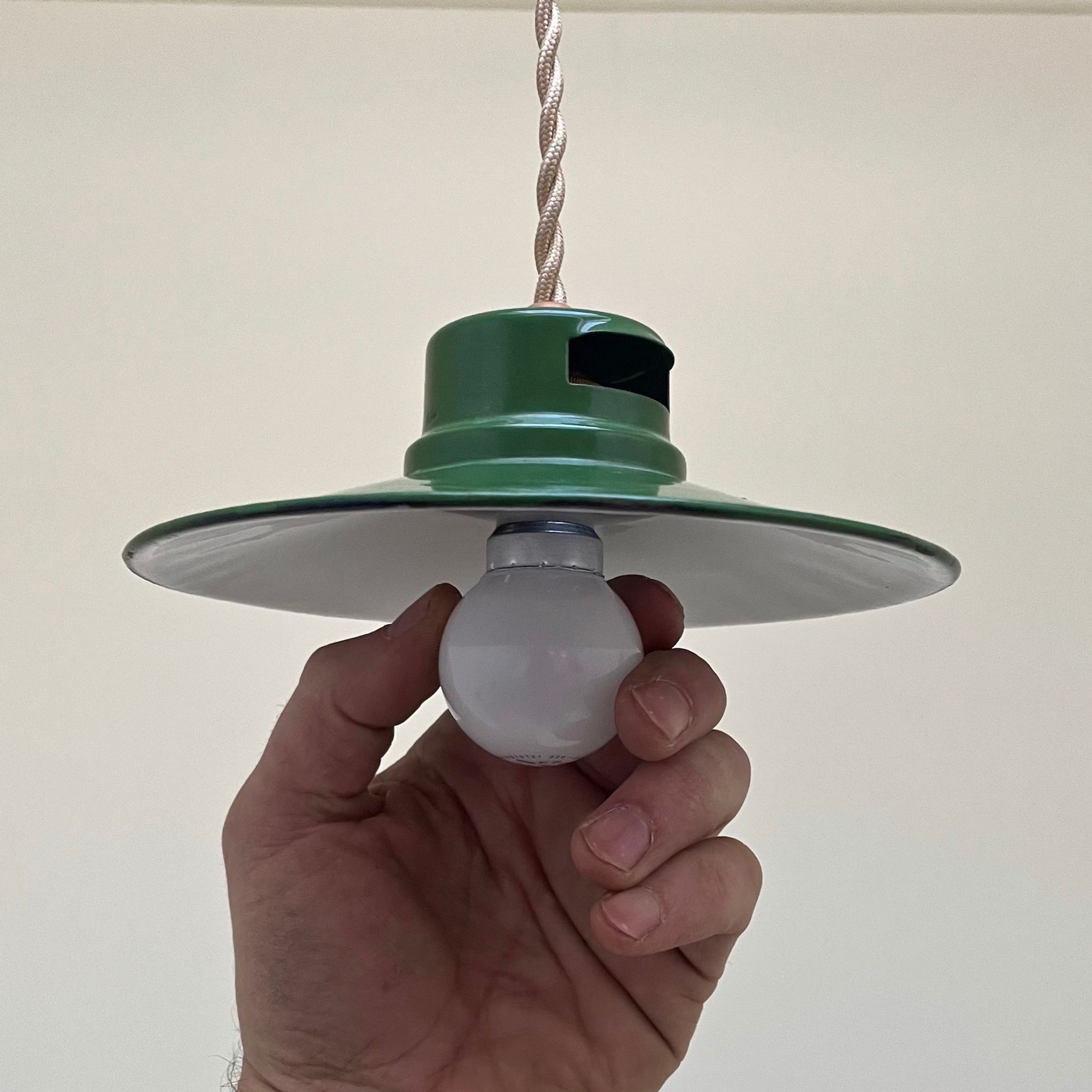 Enamelled industrial hanging lamp