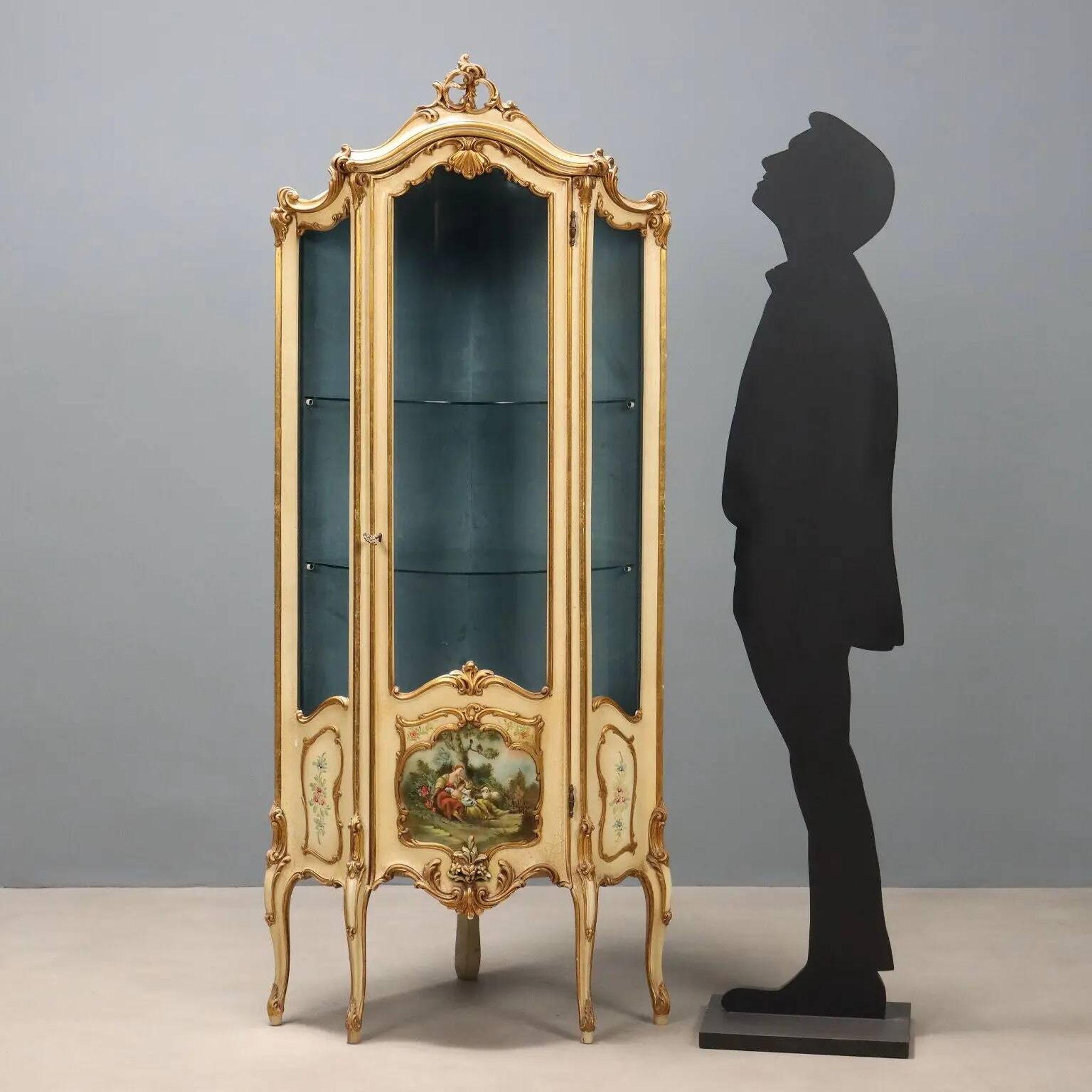 Vitrine d’angle ancienne style baroque en bois laqué, XXe siècle