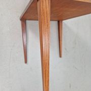 Table d'appoint en teck de HM Møbel, Danemark, années 1960.