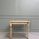 Table aux pieds tournés