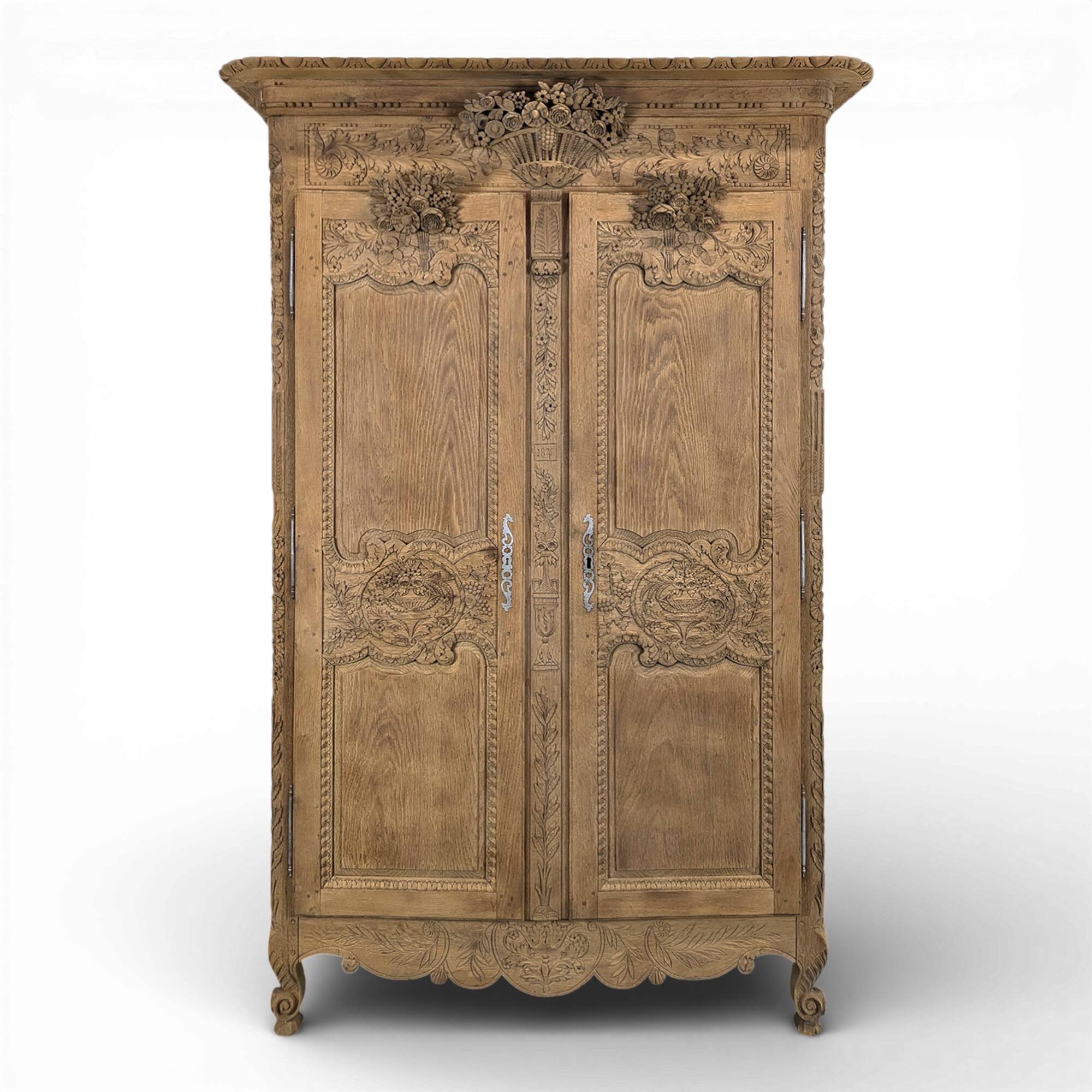Armoire normande décapée richement sculptée