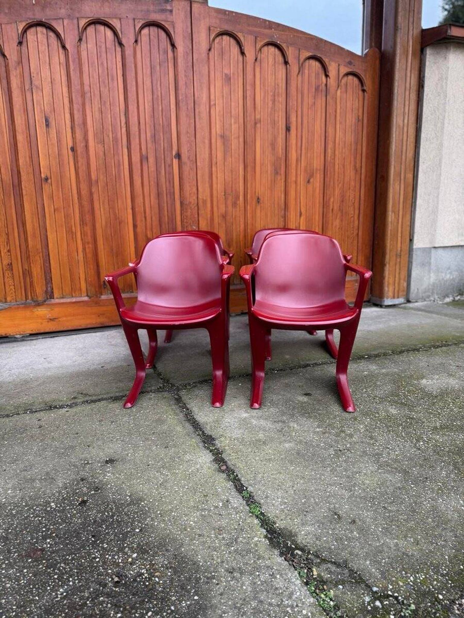 Set of 6 Bordeaux Kangourou chairs in plastic by Ernst Moeckl (1968) — sculptural design