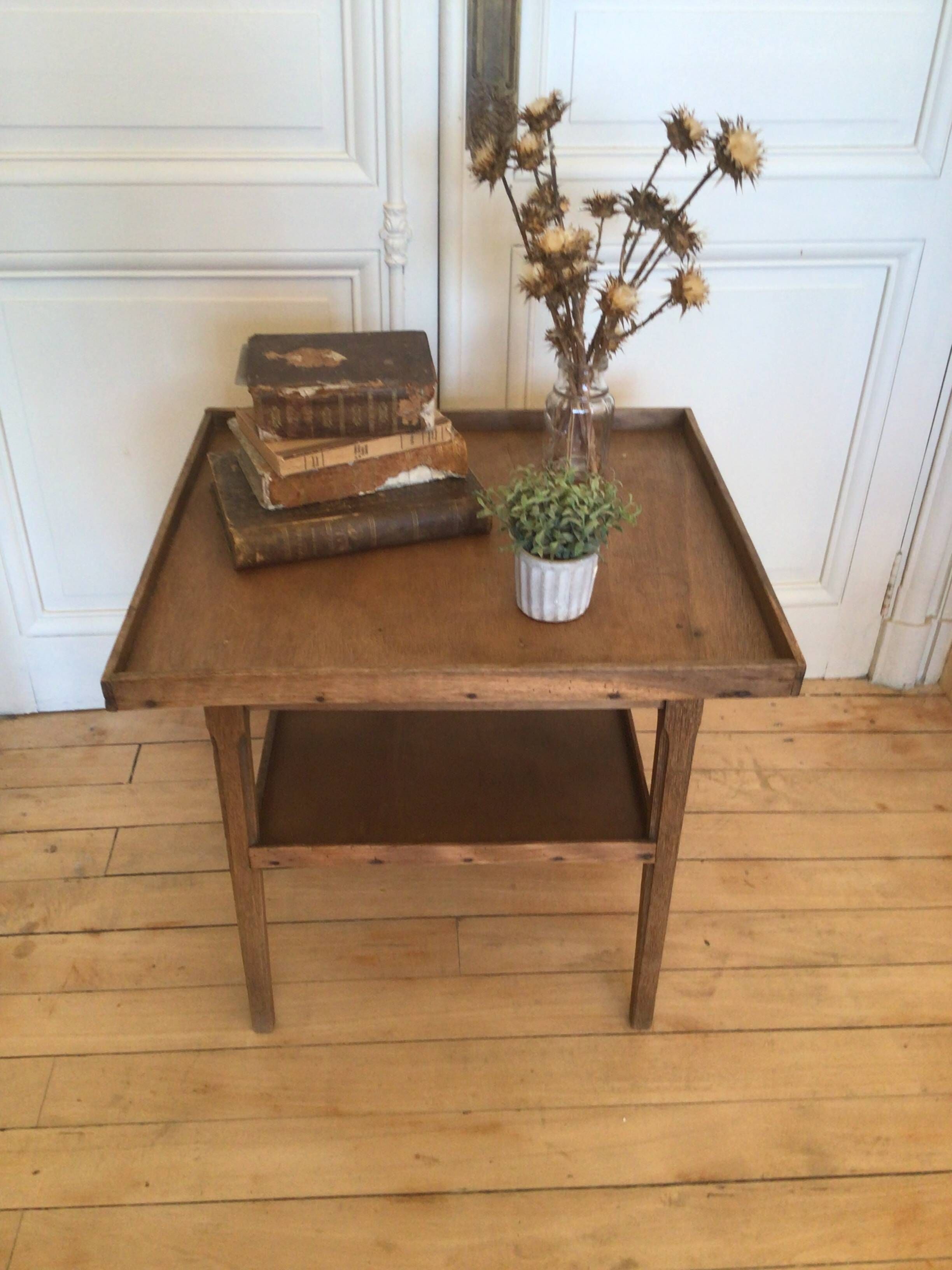 Antique coffee table with 2 tiers