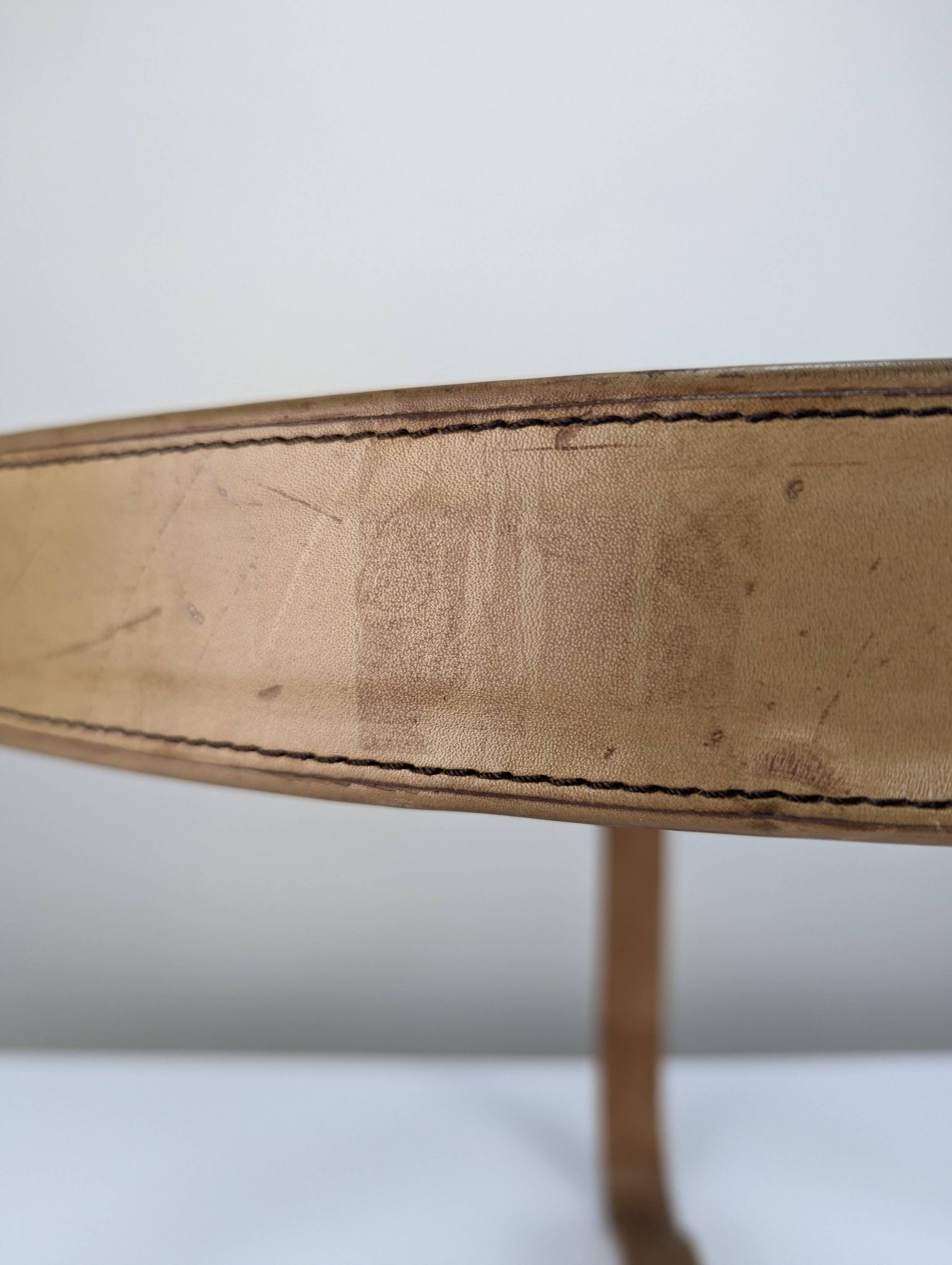 Table basse en laiton et cuir surpiqué