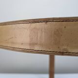 Table basse en laiton et cuir surpiqué