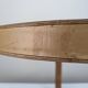 Table basse en laiton et cuir surpiqué