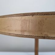 Table basse en laiton et cuir surpiqué