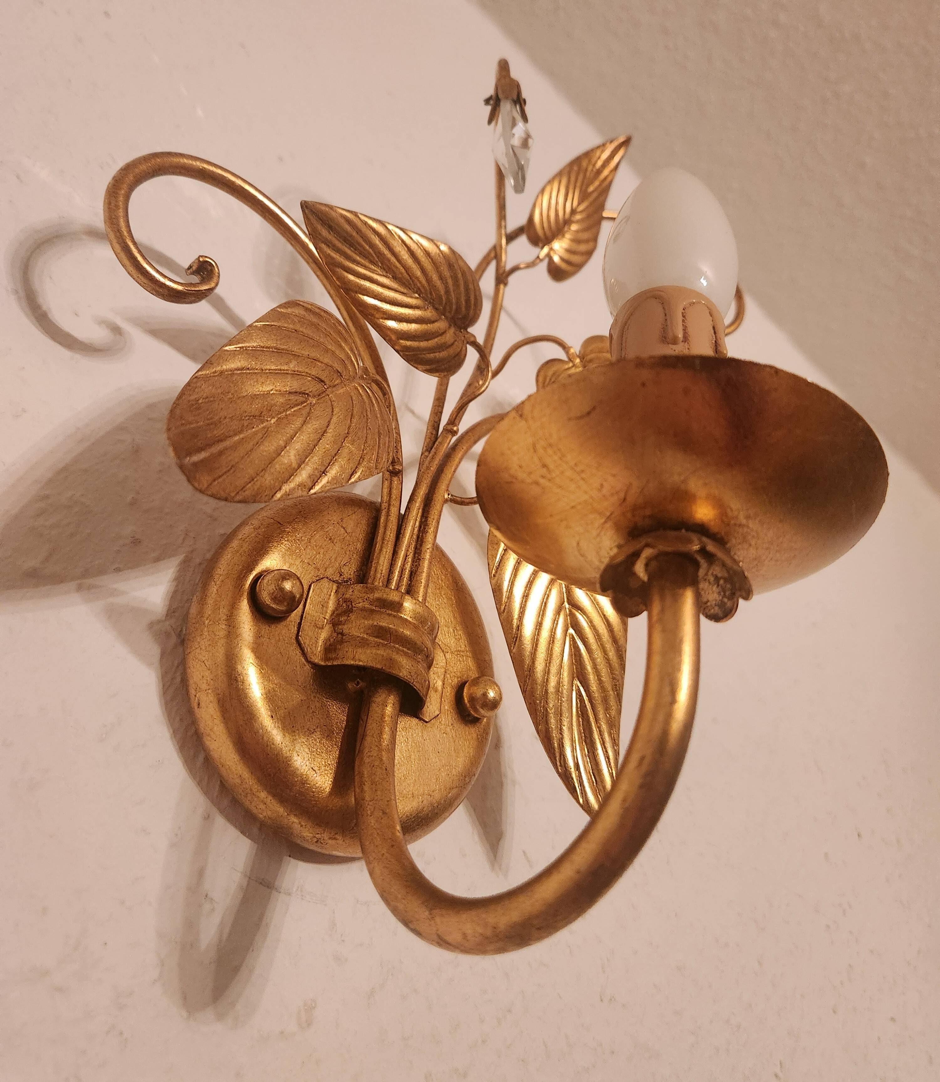 Shabby Wandlampe vergoldet Blattgold Kristallelemente Hollywood Regency 70s