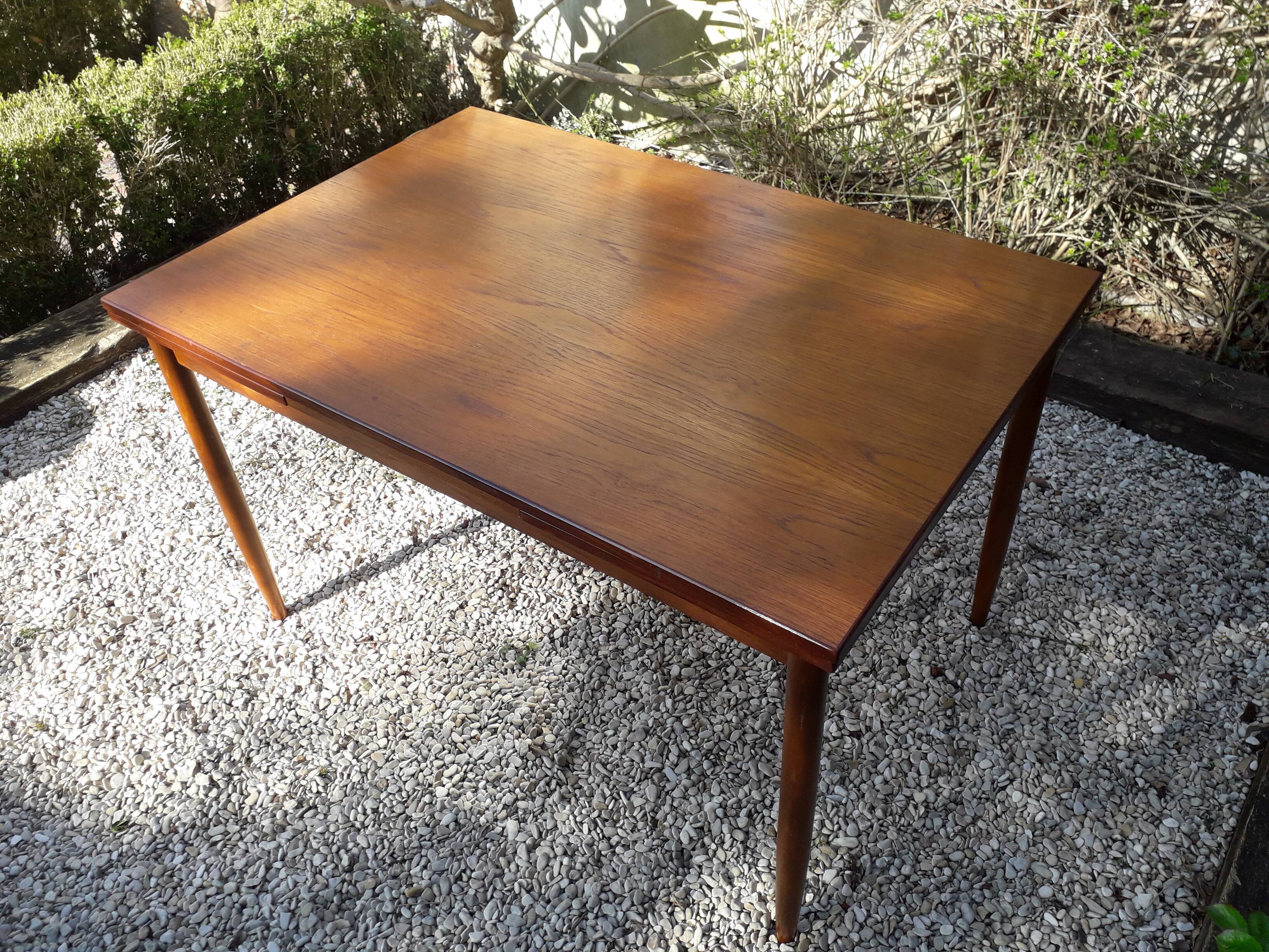 Extendable teak table