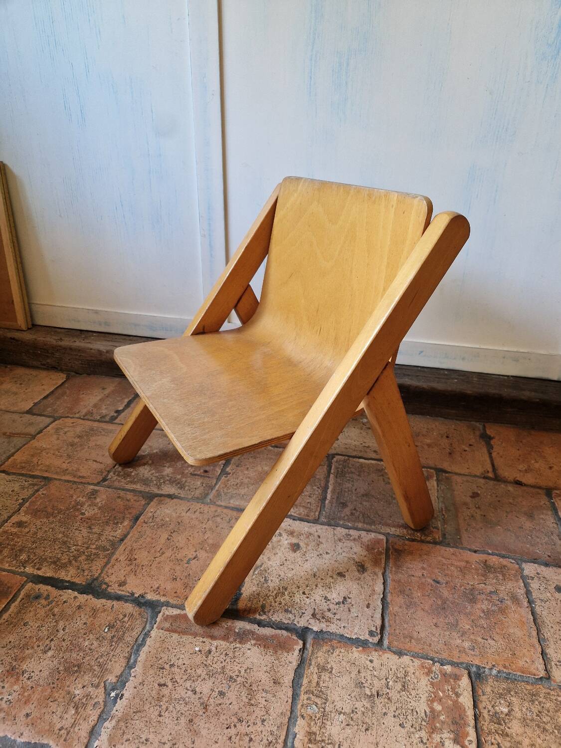 Children's chair in molded plywood from the 60s