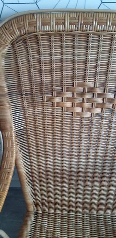 Fauteuil vintage en rotin tressé.