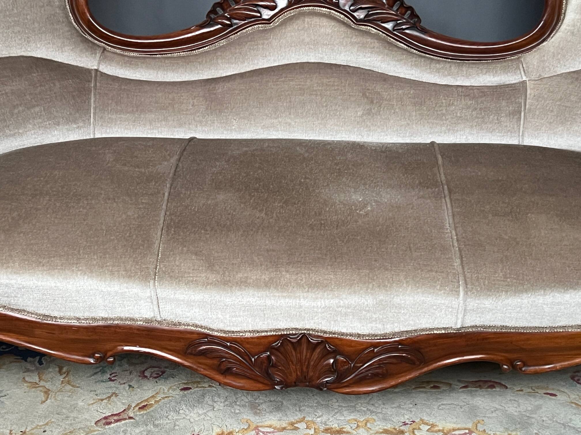 Victorian sofa. Solid mahogany.