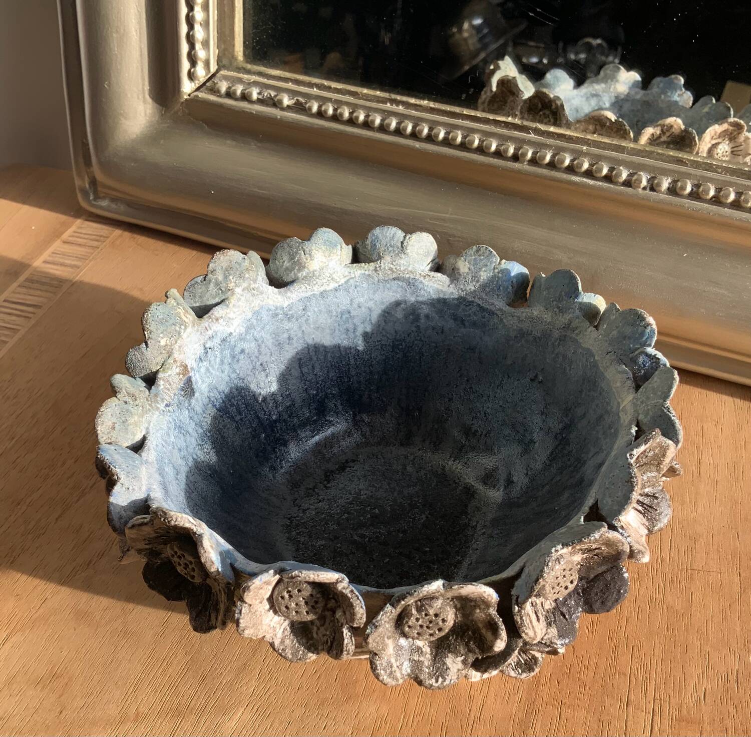 Bol sculptural en céramique – Technique du neriage – Fleurs en relief