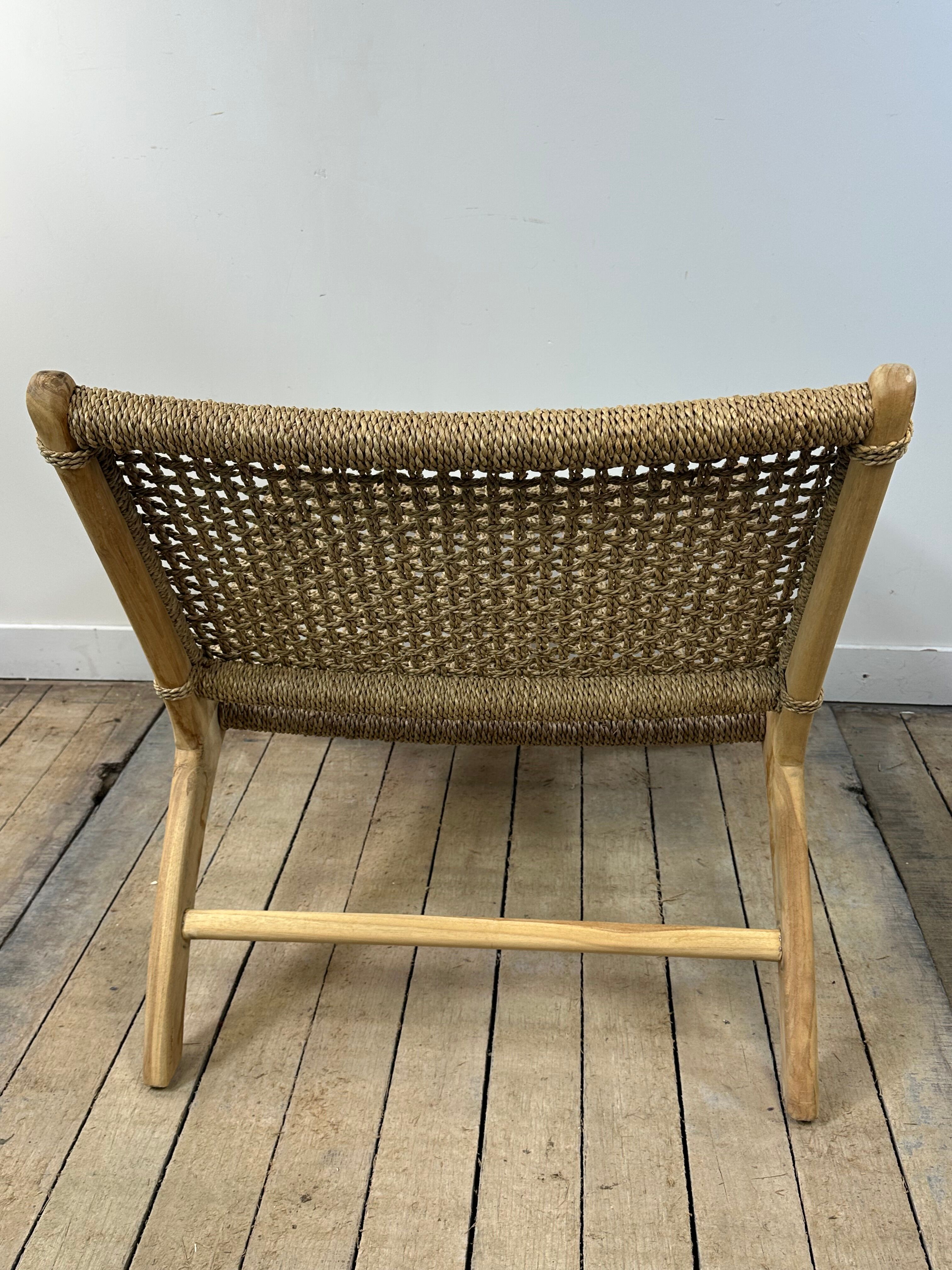 Fauteuil lounge en teck massif et jonc de mer tressé, années 2000
